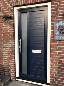 Voordeur van Gealan uitgevoerd in Realwood Staalblauw